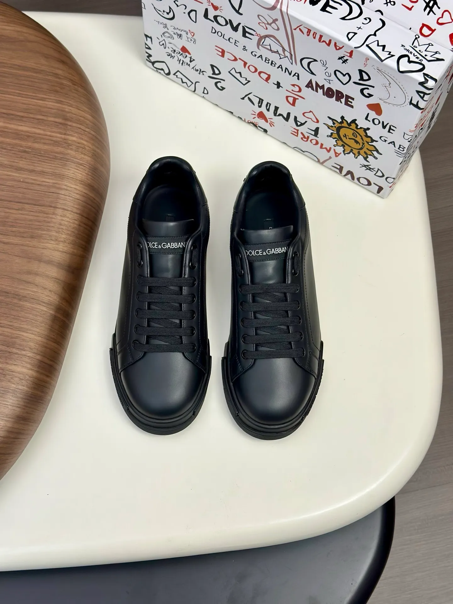 New product 💰800 DG Dolce & Gabbana men's shoes 💰ortofino calfskin sneakers ♞size; 39~44 (customized 38.45.46) Iconic men's shoes 💰ortofino series of sneakers, classic and timeless style, now presented with fashionable details. The calfskin engraved DG logo is a subtle finishing touch. Men's shoes💰ortofino calfskin sneakers:
